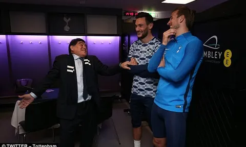 Hạ Liverpool, Tottenham được 2 huyền thoại vào tận phòng thay đồ chia vui