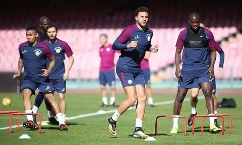 Hạ Napoli, Man City vẫn ở lại Italia chuẩn bị cho trận chiến Arsenal