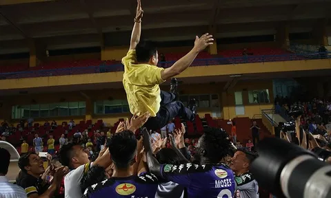 Bầu Hiển cùng CLB Hà Nội hân hoan mừng vô địch sớm V-League