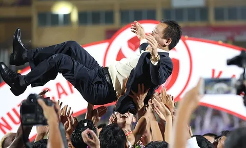 Bầu Hiển cùng cầu thủ Hà Nội tưng bừng nâng cúp vô địch V-League