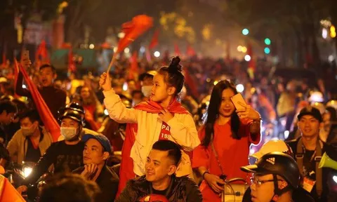 Người dân Hà Nội xuống đường mừng tuyển Việt Nam vào bán kết với vị trí nhất bảng A