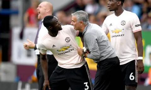 Hai tay đẩy Mourinho, Bailly quyết tâm vùng chạy khỏi người thầy