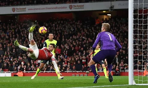 Hàng công bế tắc, Torreira dạy Aubameyang, Lacazette cách dứt điểm