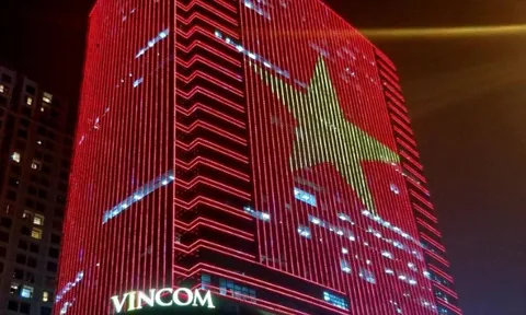 Hàng loạt Sao Vàng khổng lồ xuất hiện giữa bầu trời Hà Nội