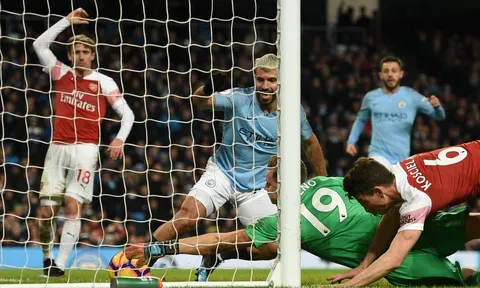 Hàng thủ Arsenal chao đảo trước Aguero và những khoảnh khắc ấn tượng vòng 25 NHA