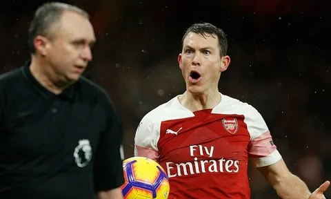 Hàng thủ lao đao, "kép phụ" ghi điểm với Emery theo cách ít ai ngờ