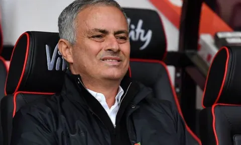 Hàng thủ Man Utd ngờ nghệch, HLV Mourinho biểu cảm 'khó đỡ'