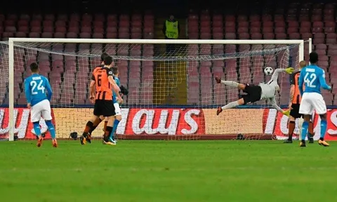 Hàng thủ Shakhtar Donetsk trố mắt trước siêu phẩm của Insigne