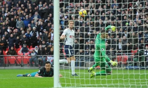 Hàng thủ Southampton đổ rạp trước tốc độ của Harry Kane