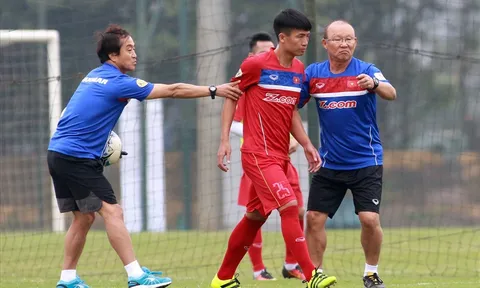Hàng thủ tan hoang, thầy Park 'cố đấm ăn xôi' với 3-4-3?