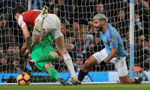 Hàng thủ thảm họa của Arsenal đã làm gì khi Aguero lập hat-trick?