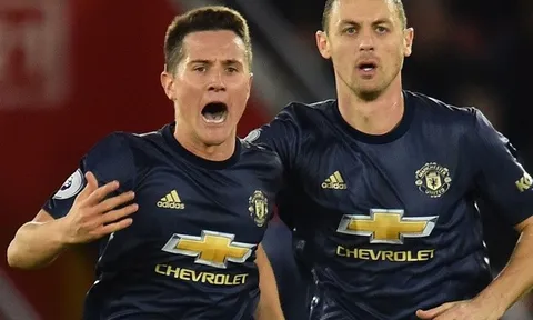"Hàng tiền vệ của Man Utd không tồn tại..."