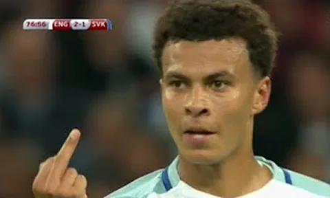 Hành động khiếm nhã của Dele Alli đối với trọng tài