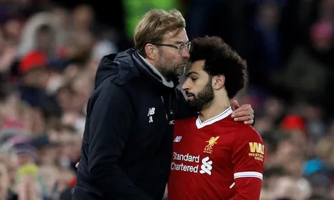 Hành động khó tin của Klopp với Salah sau khi Sturridge ghi bàn