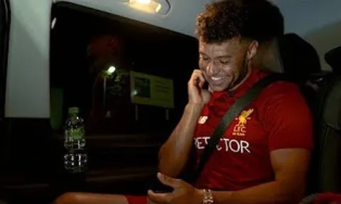 Hậu trường giờ phút Chamberlain ký hợp đồng với Liverpool
