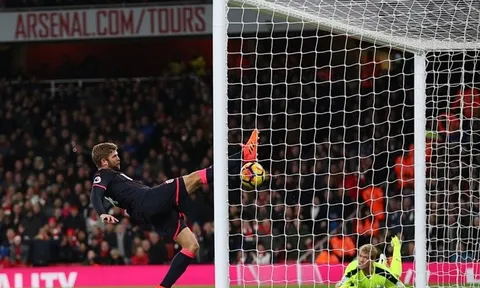 Hậu vệ Huddersfield "khóc thét" trước siêu phẩm hụt của Lacazette