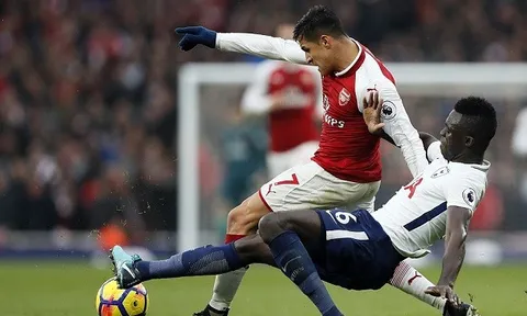 Hậu vệ Tottenham "bẹp dí" trước sức ép của Sanchez