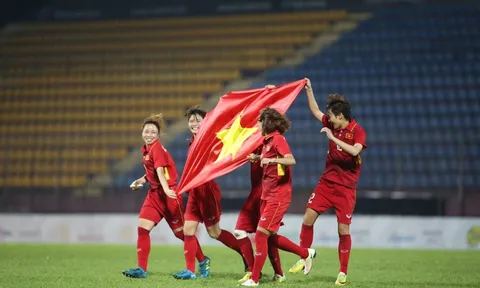 'Hãy chuyển hết tiền cho bóng đá nữ'