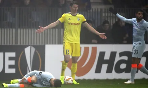Hazard đau đớn nằm sân, Chelsea lo sốt vó