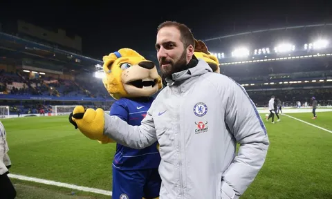Hazard mượn Higuain 'đá xéo' đồng đội