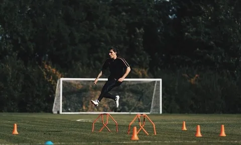 Hector Bellerin trong bộ cánh "chất lừ" trên sân tập