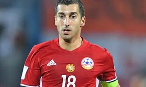Henrikh Mkhitaryan bất lực trước hàng thủ Ba Lan