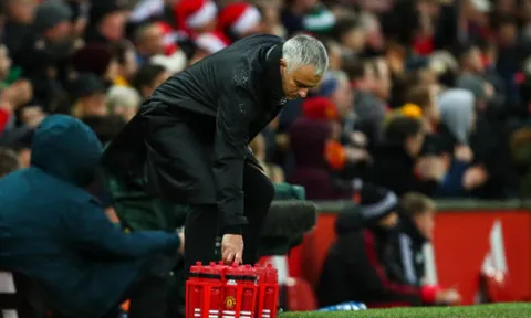 Hết đập phá, đấm đá, Mourinho lại làm điều này với bình nước