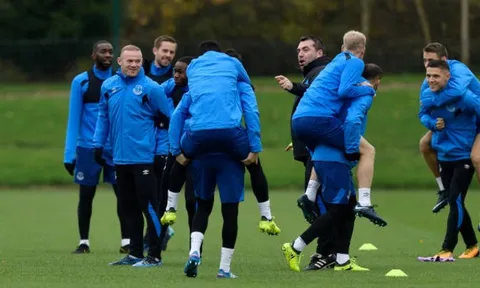Hết hy vọng tại châu Âu, Rooney và đồng đội bày đủ trò trên sân tập