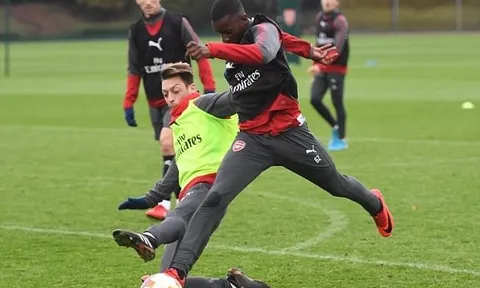 Hết rê dắt rồi xoạc bóng, Ozil cân cả buổi tập của Arsenal