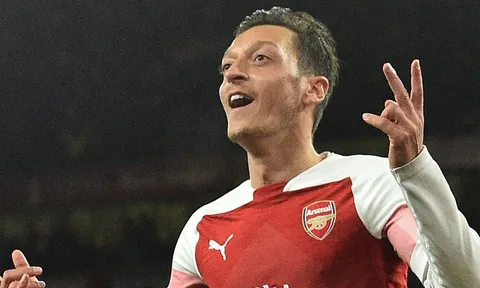Hết Salah, huyền thoại Arsenal lại dụ Ozil tới Real