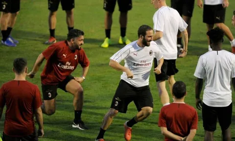 Sắp đến Chelsea, Higuain va chạm gây sốc với Gattuso trên sân tập