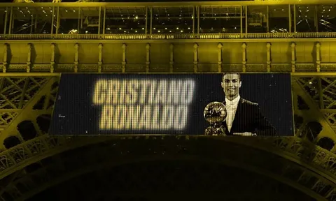 Hình ảnh Ronaldo nhận Quả bóng vàng xuất hiện trên mạng xã hội