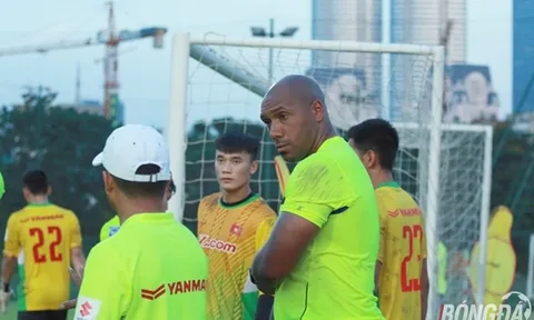 HLV Jason Brown đồng ý sát cánh cùng ĐTQG, “bố” Chung mừng ra mặt