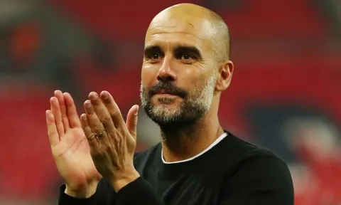 Pep bắn thông điệp đến Mourinho sau "thảm sát" Huddersfield