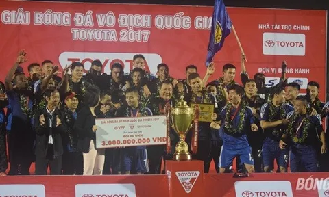 HLV Hoàng Văn Phúc: “Tôi dành tặng chức vô địch này cho người mẹ của mình”