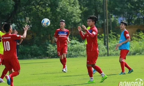 HLV Mai Đức Chung cho học trò chơi bóng bằng tay nhiều hơn chân