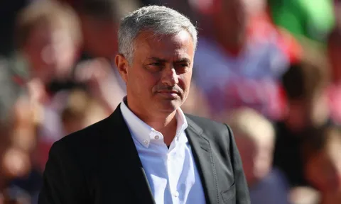 HLV Mourinho giải thích lí do để Smalling vào sân