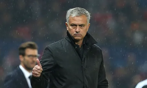 HLV Mourinho giận dữ khi Man Utd chơi bóng như... Playstation