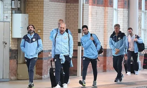 HLV Pep Guardiola ngáy ngủ khi Man City lên đường tới London