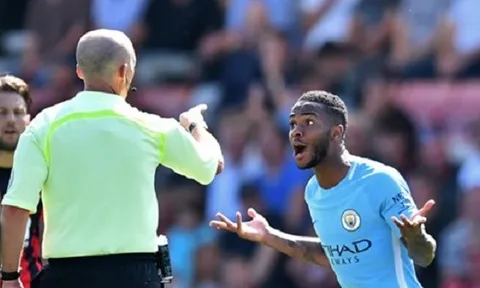 HLV Pep Guardiola yêu cầu trọng tài giải thích thẻ đỏ của Sterling