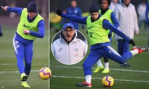 HLV Sarri quát tháo học trò trước đại chiến Chelsea - Tottenham