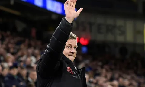 HLV Solskjaer tái hiện pha ăn mừng 'bàn tay nhỏ' của Gerard Pique
