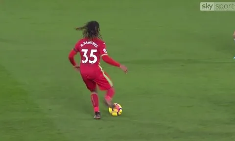 HLV Swansea "cạn lời" khi Renato Sanches chuyền siêu tệ