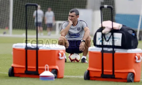 HLV Valverde buồn rũ rượi khi Barcelona đứt mạch thắng