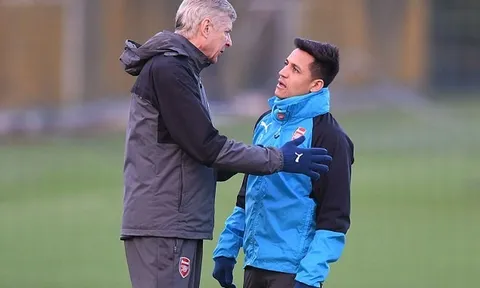 HLV Wenger ra sức vỗ về Alexis Sanchez