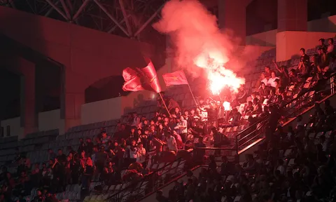 Phong Phú Hà Nam vào chung kết, CĐV đốt pháo sáng ăn mừng