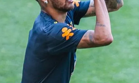 Hội quân, Neymar khiến đồng đội tròn mắt vì tài chơi bóng rổ