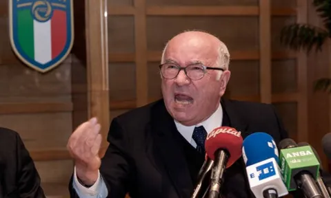 Họp báo căng thẳng, ông Tavecchio rời ghế chủ tịch FIGC