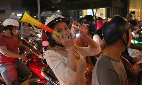 Hot girl Sài Gòn "đi bão" mừng chiến thắng tuyển Việt Nam