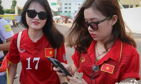 Hot-girl Việt khoe sắc trước trận Việt Nam - Campuchia